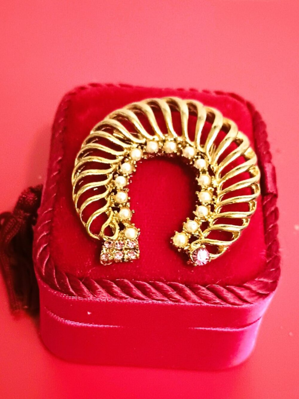 Gerry's Vintage Pearl Horseshoe Brooch Gold Tone Open Work w Pink Rhinestone Pin